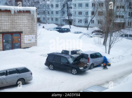 NOVOSIBIRSK, RUSSIE - février 01, 2019 : gelées, dans la ville de Sibérie Novossibirsk. Voitures gelé sous la neige dans la cour sur le parking.service technique est Banque D'Images