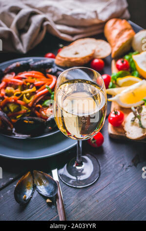 Les moules avec les légumes et spaghetti. Cuisine méditerranéenne. Les fruits de mer et le vin. Shot verticale Banque D'Images