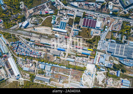 Vue du haut de la zone industrielle : garages, entrepôts, conteneurs pour le stockage de marchandises. Le concept d'entreposage de marchandises par des importateurs, exportateurs, commerce de gros Banque D'Images