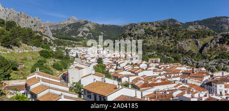 Panorama du village blanc dans le parc national de Grazalema en Espagne Banque D'Images