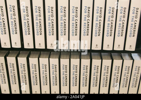 Londres, Royaume-Uni. 19 Sep, 2019. Des copies signées de l'autobiographie livre '' pour l'enregistrement'' par l'ancien Premier ministre britannique, David Cameron, à Hatchards librairie à Piccadilly, Londres. Credit : Amer Ghazzal SOPA/Images/ZUMA/Alamy Fil Live News Banque D'Images