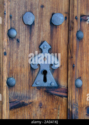 Heurtoirs de porte et serrures des portes anciennes en ville Koprivshtica, Bulgarie Banque D'Images