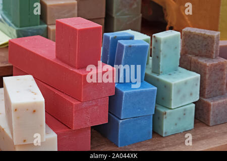 Barres de savon artisanal de différentes couleurs vendus sur la rue du marché. Biens de petite entreprise. Banque D'Images