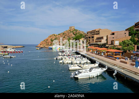 Les bateaux de touristes et les bâtiments de marine de Porto / Porto marina Porto Ota sur le golfe de Porto classé au patrimoine mondial de l'UNESCO dans l'ouest de la Corse. Banque D'Images