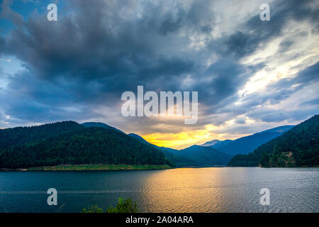 Paysage dans les montagnes des Carpates, retezat Moun clut, Gura Apei lake Banque D'Images