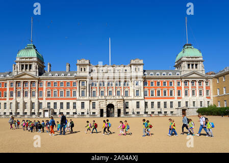 Londres, Angleterre, Royaume-Uni. Horse Guards Parade et l'ancien bâtiment de l'amirauté. Groupe de visiter les enfants de l'école primaire Banque D'Images