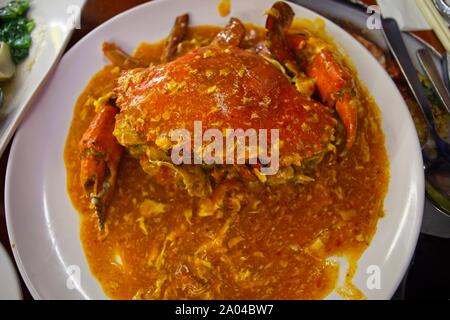 Repas de Singapour, crabe piment cuit dans un restaurant de Chinatown, à Singapour. Banque D'Images