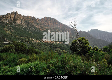 Village d'Ota et les sommets de montagnes de granit rouge et de crêtes paysage de Capo d'Ota dans l'Ota / Région de Porto, Corse-du-Sud, Corse, France Banque D'Images