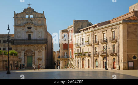 Anciens bâtiments de la Piazza del Duomo à Syracuse, Sicile Banque D'Images