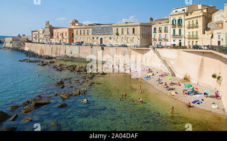 Petite plage à l'ancienne Syracuse, Sicile Banque D'Images