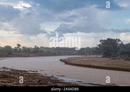 Orage sur la rivière Ewaso Ng'iro dans la savane du Parc de Samburu dans le centre du Kenya Banque D'Images