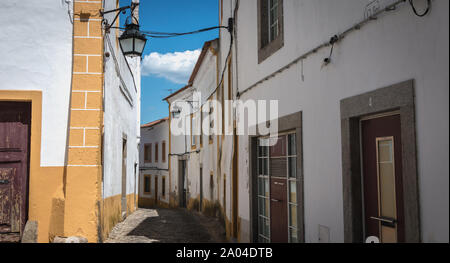 Evora, Portugal - 5 mai 2018 : Maison typique de l'architecture de détails centre ville historique un jour de printemps Banque D'Images