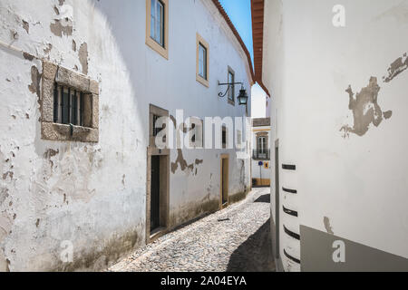 Evora, Portugal - 5 mai 2018 : Maison typique de l'architecture de détails centre ville historique un jour de printemps Banque D'Images