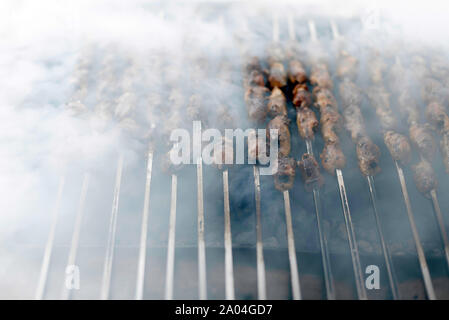 Shish Kebab et barbecue, brochettes de viande d'agneau grillé délicieux. Banque D'Images