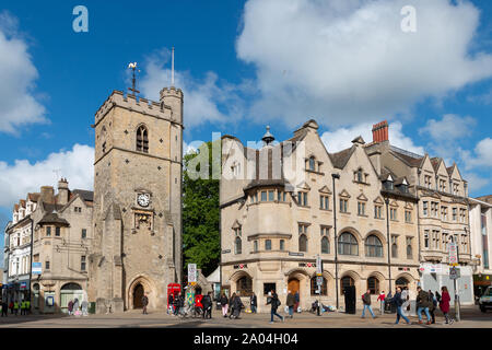 Oxford, Royaume-Uni, Mai 4, 2019 intersection de Cornmarket Street et Queen Street. Banque D'Images