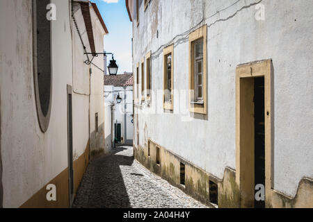 Evora, Portugal - 5 mai 2018 : Maison typique de l'architecture de détails centre ville historique un jour de printemps Banque D'Images