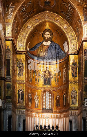 L'abside principale de la chapelle Palatine, à Palerme. Le Christ Pantocrator sur Marie et les saints, Banque D'Images