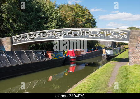 Fin fonctionne sans frais sur le pont Canal Dudley à trou de bourdons réserve naturelle locale à Dudley, West Midlands pour le Black Country festival nautique Banque D'Images