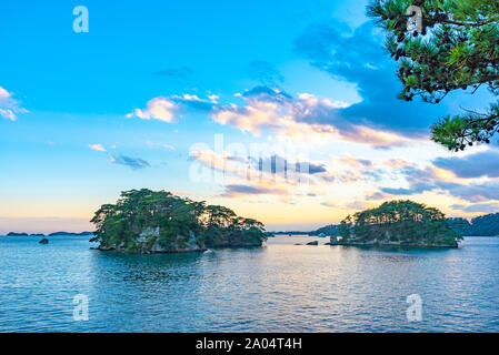 Matsushima Bay dans crépuscule, belles îles couvertes de pins et de roches. L'une des trois vues du Japon Banque D'Images