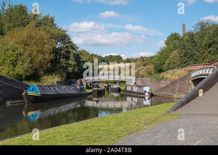 Étroites colorées des bateaux amarrés sur les Dudley Canal au trou de bourdons réserve naturelle locale dans la région de Dudley, West Midlands pour le Black Country festival nautique Banque D'Images