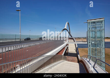 Éléments de conception montrant le pont de passerelle, bow span, l'arbre de levage en verre et béton escaliers de la Overteek pont qui enjambe la rivière Mur Banque D'Images