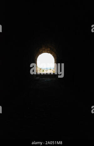 Long couloir sombre avec la lumière en fin de façon abstraite de la liberté et de l'espoir. L'arrière-plan. Banque D'Images