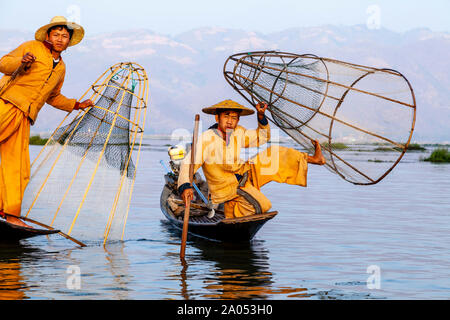 L'aviron, le lac des pêcheurs de la jambe, Inle, Myanmar de l'État Shan Banque D'Images