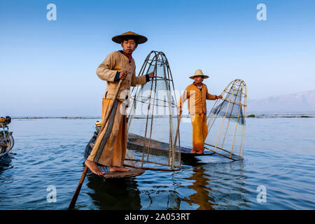 L'aviron, le lac des pêcheurs de la jambe, Inle, Myanmar de l'État Shan Banque D'Images