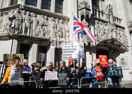 Londres, Royaume-Uni. 17 Septembre, 2019. Des militants pro-UE de protestation devant la Cour suprême le premier jour d'une audience pour examiner la question de savoir si le premier ministre Banque D'Images