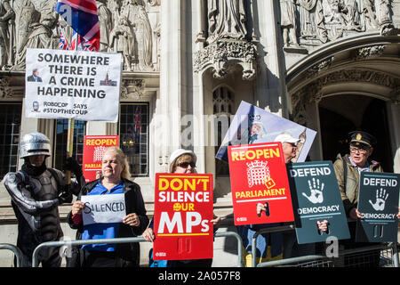 Londres, Royaume-Uni. 17 Septembre, 2019. Des militants pro-UE de protestation devant la Cour suprême le premier jour d'une audience pour examiner la question de savoir si le premier ministre Banque D'Images