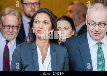 London, UK . 19 Sep 2019. Gina Miller feuilles à la fin de la délibérations - La Cour suprême, en carré, le Parlement décide de premier ministre Boris Johnson a décidé de suspendre le parlement. Crédit : Guy Bell/Alamy Live News Banque D'Images