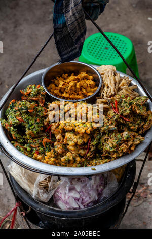 L'alimentation de rue à vendre à Mingalar, marché Nyaung Shwe, le lac Inle, l'État de Shan, Myanmar. Banque D'Images