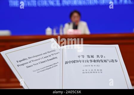 (190919) -- BEIJING, 19 septembre 2019 (Xinhua) -- un livre blanc intitulé "L'égalité, le développement et le partage : les progrès de la cause des femmes en 70 ans depuis la fondation de la Chine nouvelle" est publié par le Conseil d'état d'informations bureau à Beijing, capitale de Chine, le 19 septembre 2019. Le jeudi de la Chine a publié un livre blanc sur l'avancement de la cause des femmes au cours des 70 années depuis la fondation de la République populaire de Chine. Pour rendez-vous avec 'La Chine publie un livre blanc sur l'avancement de la cause des femmes en 70 ans" (Xinhua/Zhang Yuwei) Banque D'Images