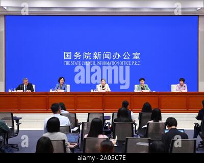 (190919) -- BEIJING, 19 septembre 2019 (Xinhua) -- un livre blanc intitulé "L'égalité, le développement et le partage : les progrès de la cause des femmes en 70 ans depuis la fondation de la Chine nouvelle" est publié par le Conseil d'état d'informations bureau à Beijing, capitale de Chine, le 19 septembre 2019. Le jeudi de la Chine a publié un livre blanc sur l'avancement de la cause des femmes au cours des 70 années depuis la fondation de la République populaire de Chine. Pour rendez-vous avec 'La Chine publie un livre blanc sur l'avancement de la cause des femmes en 70 ans" (Xinhua/Zhang Yuwei) Banque D'Images