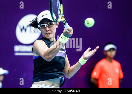 Joueur de tennis professionnel chinois Zheng Saisai joue contre le joueur de tennis professionnel italien Jasmine Paolini à la première ronde de WTA Guangzhou 2019 Ouvert dans la ville de Guangzhou, province du Guangdong en Chine du sud, le 18 septembre 2019. Joueur de tennis professionnel chinois Zheng saisai a été battu par le joueur de tennis professionnel italien Jasmine Paolini avec 1-2 au match de la première ronde de femmes simple de WTA Guangzhou 2019 Ouvert dans la ville de Guangzhou, province du Guangdong en Chine du sud, le 18 septembre 2019. Banque D'Images