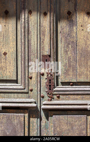 Détail de l'ancienne porte lambrissé avec de la peinture Banque D'Images