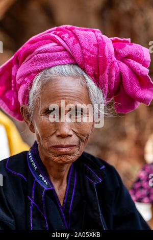 Le portrait d'une femme senior du groupe ethnique Pa'o, Festival de la Pagode Kakku Taunggyi, Shan State, Myanmar. Banque D'Images