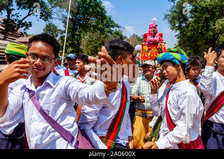 Les jeunes hommes de la Pa'o Groupe ethnique à danser au Festival de la Pagode Kakku Taunggyi , Myanmar Banque D'Images