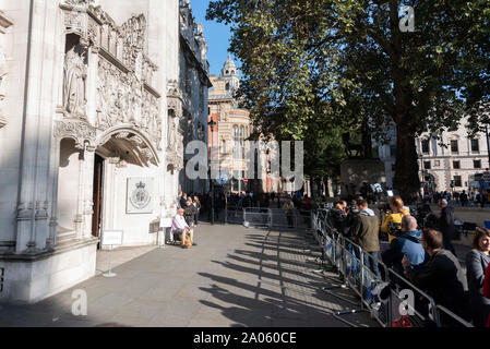 Londres, Grande-Bretagne. 19 Sep, 2019. Les membres du public à l'extérieur de la Cour suprême de la file d'attente avant une audience sur la légalité de proroger le Parlement, à Londres, en Grande-Bretagne, le 19 septembre 2019. La plus haute instance judiciaire, la Cour suprême de Londres, a commencé une audience de trois jours, mardi, pour déterminer si le premier ministre Boris Johnson's suspension de la Chambre des communes était licite. Les juges de la Cour suprême ont siégé à titre d'aujourd'hui un groupe de 11 juges pour entendre le défi que le premier ministre a agi illégalement lorsqu'il a informé la Reine de suspendre le parlement. Crédit : Ray Tang/Xinhua Banque D'Images