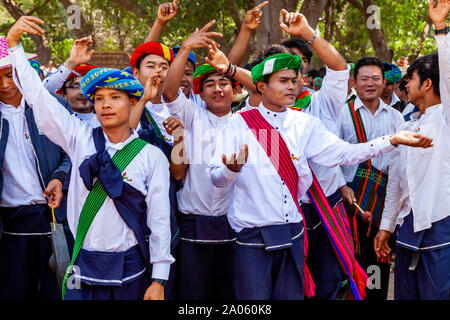 Les jeunes hommes de la Pa'o Groupe ethnique à danser au Festival de la Pagode Kakku Taunggyi , Myanmar. Banque D'Images