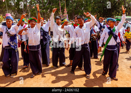 Les jeunes hommes de la Pa'o Groupe ethnique à danser au Festival de la Pagode Kakku Taunggyi , Myanmar. Banque D'Images