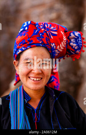 Le portrait d'une femme de l'Ethnie Pa'o à la fête de la Pagode Kakku, Taunggyi, Shan State, Myanmar Banque D'Images