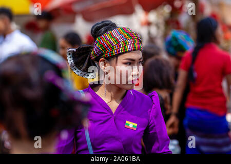 Une jeune femme de la Shan (ou Tai Yai) Groupe Ethnique au Festival de la Pagode Kakku Taunggyi, Shan State, Myanmar. Banque D'Images