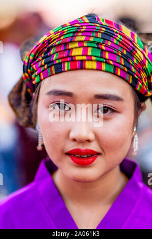 Une jeune femme de la Shan (ou Tai Yai) Groupe Ethnique au Festival de la Pagode Kakku Taunggyi, Shan State, Myanmar. Banque D'Images