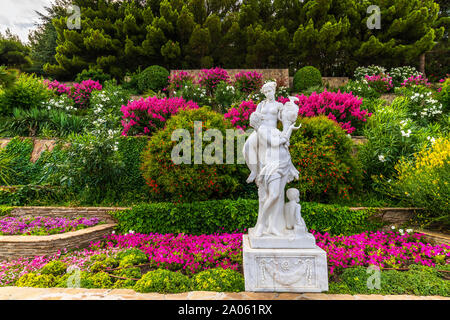 Magnifique remblai avec sculpture de jardin dans le village de Partenit En Crimée Banque D'Images