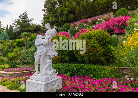 Magnifique remblai avec sculpture de jardin dans le village de Partenit En Crimée Banque D'Images