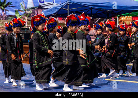 Les enfants de l'Ethnie Pa'o Prendre part au spectacle de danses traditionnelles à la festival de la Pagode Kakku Taunggyi, Shan State, Myanmar. Banque D'Images