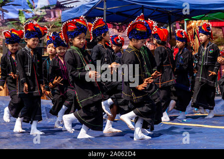 Les enfants de l'Ethnie Pa'o Prendre part au spectacle de danses traditionnelles à la festival de la Pagode Kakku Taunggyi, Shan State, Myanmar. Banque D'Images