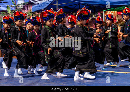 Les enfants de l'Ethnie Pa'o Prendre part au spectacle de danses traditionnelles à la festival de la Pagode Kakku Taunggyi, Shan State, Myanmar. Banque D'Images