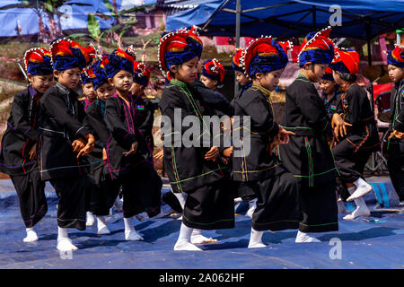 Les enfants de l'Ethnie Pa'o Prendre part au spectacle de danses traditionnelles à la festival de la Pagode Kakku Taunggyi, Shan State, Myanmar. Banque D'Images